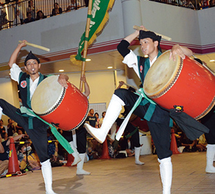 東青年会の勇壮な演舞