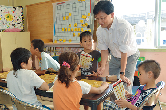 あげだ児童館でこども達に将棋の楽しさを教える高田尚平 六段