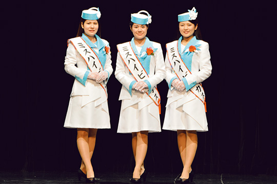 第40代 ミスハイビスカスの（左から）大城真智子さん、藤木愛さん、藤岡沙也加さん
