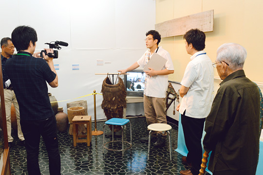 展示品の説明をする博物館職員