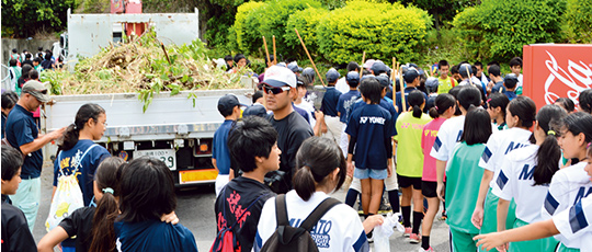 多くの中学生が清掃作業に参加