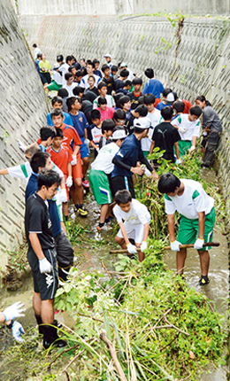 多くの中学生が清掃作業に参加