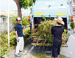 ごみを圧縮して運ぶパッカー車は大活躍