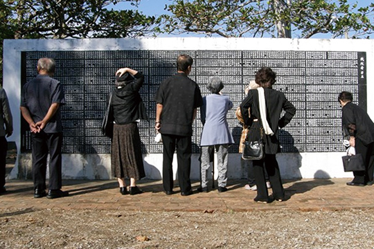 戦没者の名前をたどる遺族の方々(中央公園内「慰霊之塔」、2013年10月)