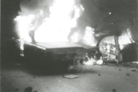 胡屋で米兵が運転する自動車が沖縄人をはねたことをきっかけに起きた米軍関係車両の焼きうち事件。米国統治下で不当な扱いを受けていた沖縄人が怒りを爆発させ、約80台の車両が焼きうちされた。