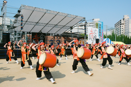 エイサー演舞など、沖縄の芸能や音楽でにぎわった沖縄音舞台