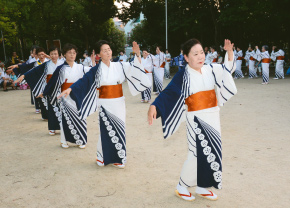 市民が輪になって踊る盆踊り