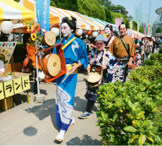 まつり会場を練り歩くちんどん屋