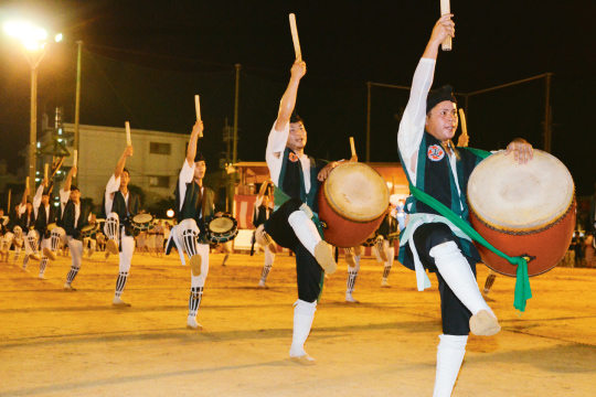 力強い演武を披露する東青年会