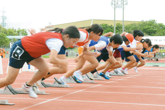 号砲と同時に飛び出す選手達