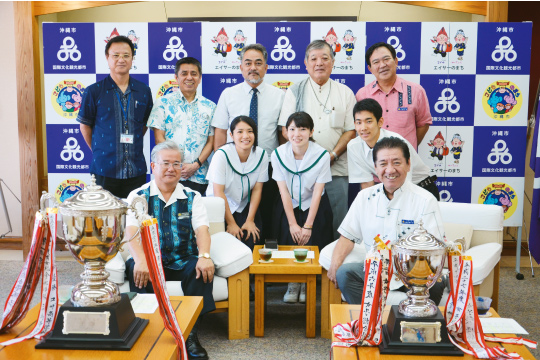 県高校総体５連覇を果たしたコザ高等学校の生徒と教諭ら