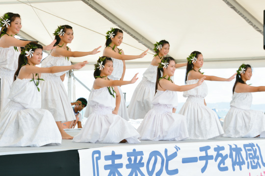 ステージでは華麗なフラダンスが披露された