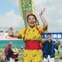 笑顔で踊る東京都中野区新風エイサー