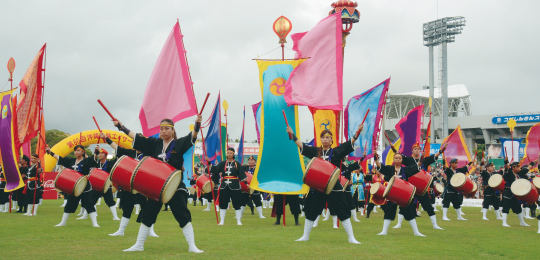 総勢250人の創作エイサーは圧巻（琉球國祭り太鼓）