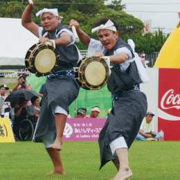 嘉手納町千原エイサー保存会の気迫あふれる演舞