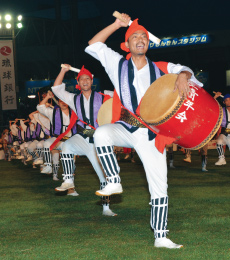 切れ目ない踊りで会場を沸かせた胡屋青年会