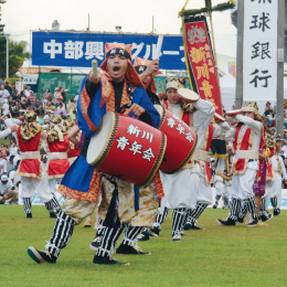 隊列を変えながら太鼓を打ち鳴らす南風原町新川青年会