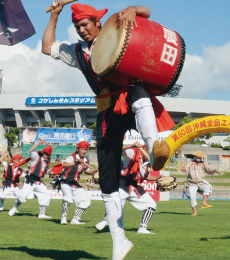 安慶田青年会の力強いバチさばき