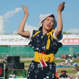 しなやかに舞う諸見里青年会の女踊り