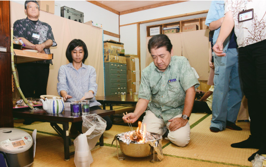 ウチカビを燃やす桑江市長