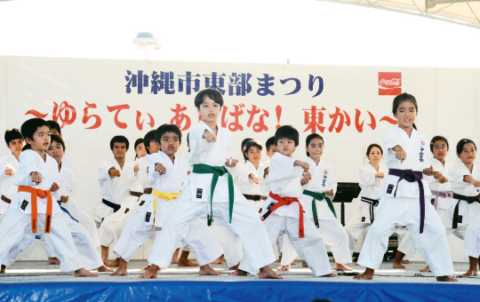 まつりで空手の演武を披露するこども達