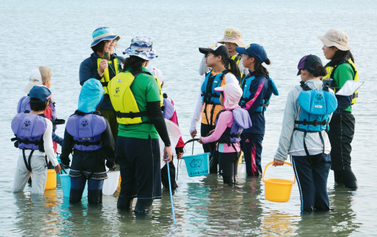 生き物の説明を聴く児童たち