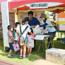 フードバンクに食料を提供するこども達