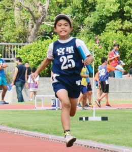 小学校男子６×100ｍリレー（宮里）1分42秒49