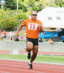 40代男子100ｍ 波照間 徹（登川）12秒91