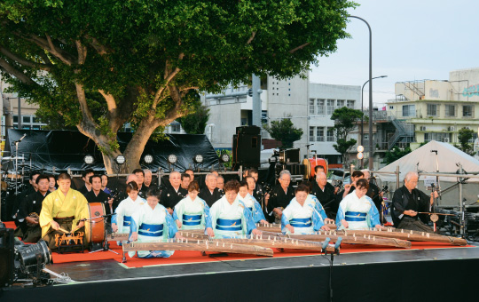 幕開けを飾った沖縄市芸能団体協議会の演奏