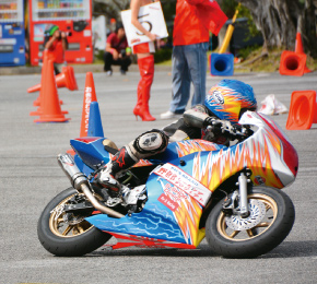 ミニバイクの華麗なライディング