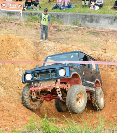 片輪を上げながら急斜面に挑戦する四駆車