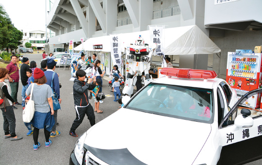 ミニ警察展や警察車両の展示も行われた