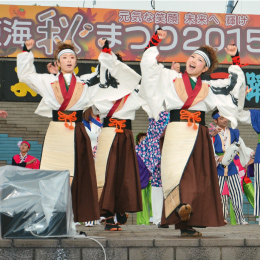 色鮮やかな衣装に元気な笑顔のよさこい鳴子踊り