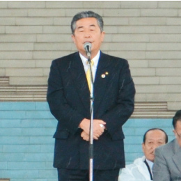 開会の挨拶をする鈴木淳雄東海市長