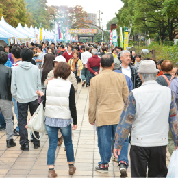 多くの来場者がまつりを楽しんだ