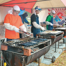 岩手県釜石市は復興支援のお礼に焼きさんまを振る舞った