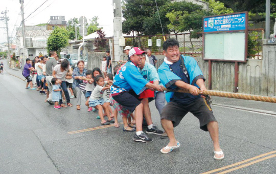 大人もこどもも力いっぱい綱を引きあった綱引き・角力大会