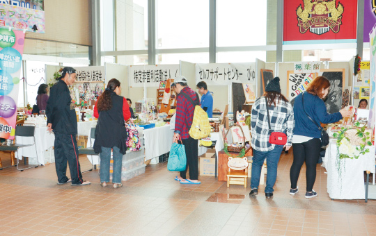 会場には多くの人が訪れ、展示品を鑑賞したり、作品を買い求めた