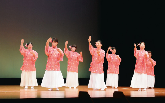 会歌踊りの「きずなの花」を披露する婦人連合会