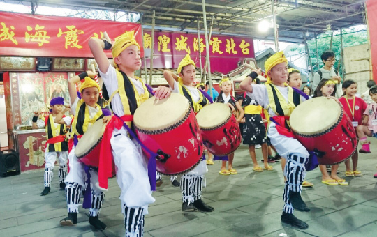 観客の声援を受け、元気に踊るこども達（登川子ども会提供）