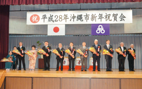 叙勲受章者が紹介され、全員で祝福した