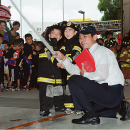 勢いよく放水する幼年消防クラブ