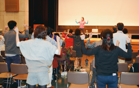 介護予防の「ちゃ～がんじゅう体操」を踊る来場者