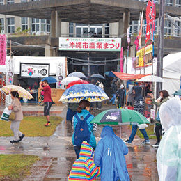 降りしきる雨の中、各会場へ足を運ぶ来場者