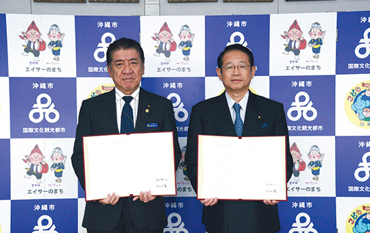 協定を交わした桑江市長（左）と村田吉優代表取締役社長（右）
