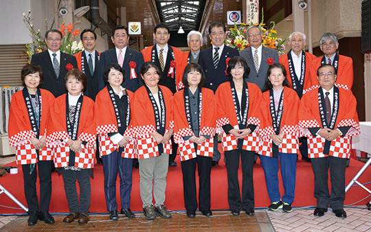 沖縄市一番街商店街振興組合員とセレモニーの来賓者達