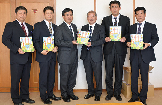 童話集「童話の花束」を寄贈する太田建設の太田美範社長（右から3人目）