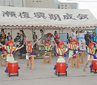 太鼓の演舞で歓迎する園児たち