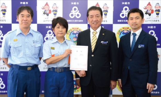 県内初の女性消防団長に就任した久高清美団長（左から２人目）